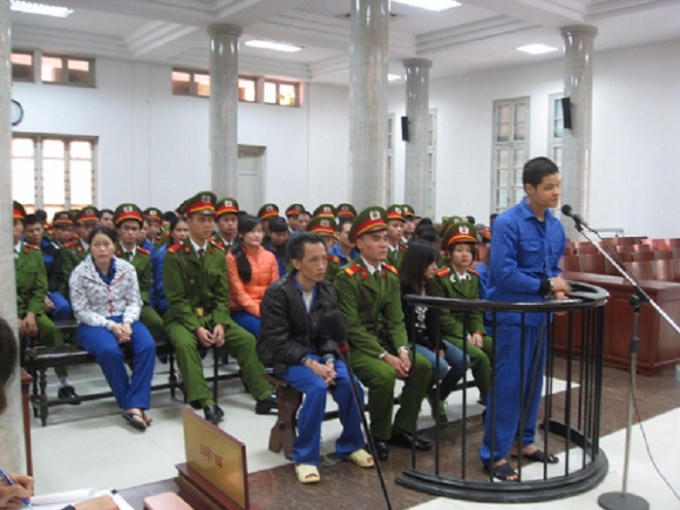 Các bị cáo tại phiên tòa sáng ngày 27/11.