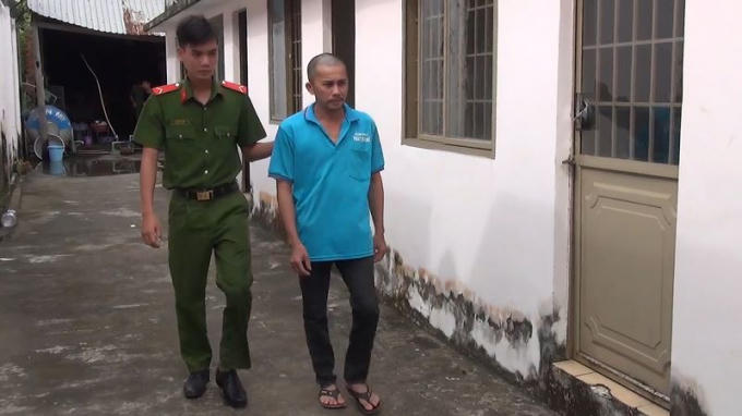 Cán bộ điều tra áp giải Trần Văn Hường đi lấy cung