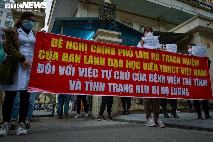 Người lao động của Bệnh viện Tuệ Tĩnh căng băng rôn ngày 12/1 (Ảnh: Đắc Huy)