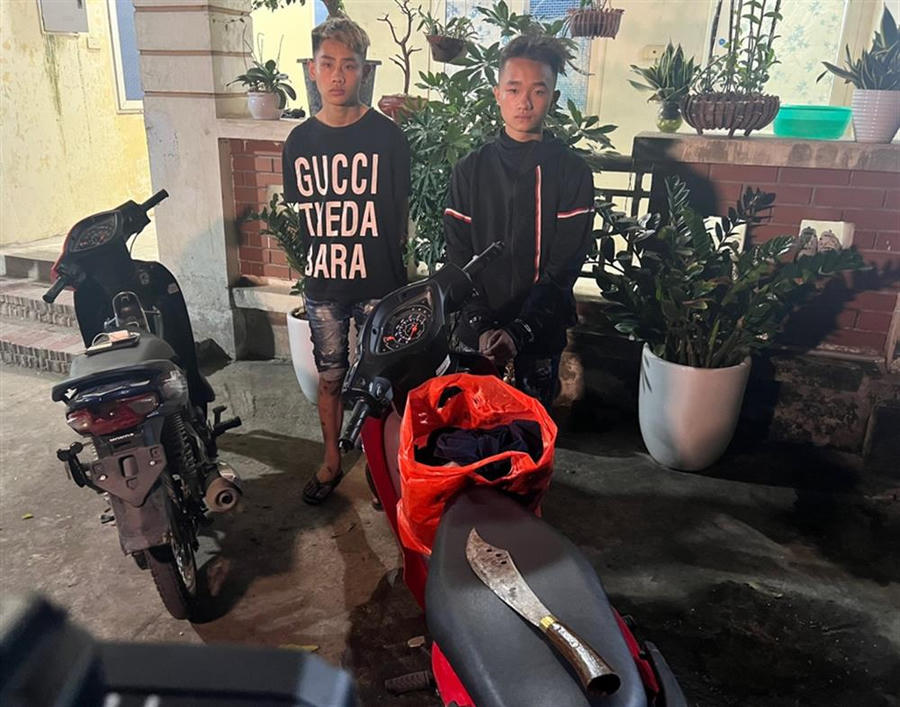 Hai đối tượng cướp tài sản và tang vật bị thu giữ. (Ảnh: Bộ Công an cung cấp)