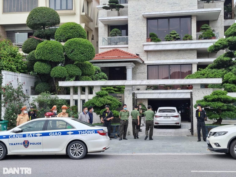 Những cây cảnh trước sân nhà nguyên Chủ tịch UBND TP Hạ Long được định giá tiền tỷ. Giá trị căn biệt thự view biển cũng đang được giới buôn bán bất động sản định giá lên tới cả trăm tỷ đồng (Ảnh: Hải Sâm).