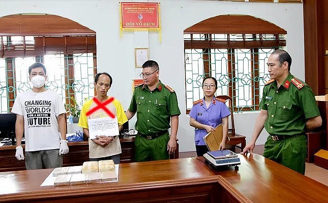 Đối tượng Sùng A Sỉnh và tang vật tại cơ quan điều tra. (Ảnh: Công an Lai Châu).