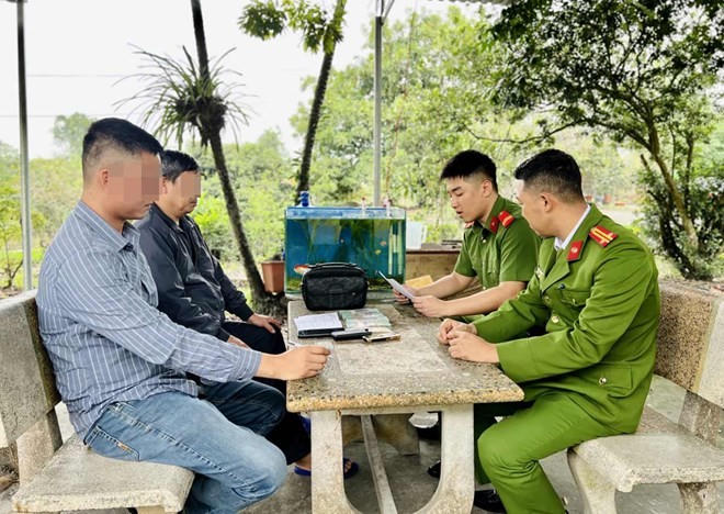 Hạ sỹ Đặng Toàn Tiến trao trả lại toàn bộ tài sản cho người bỏ quên.