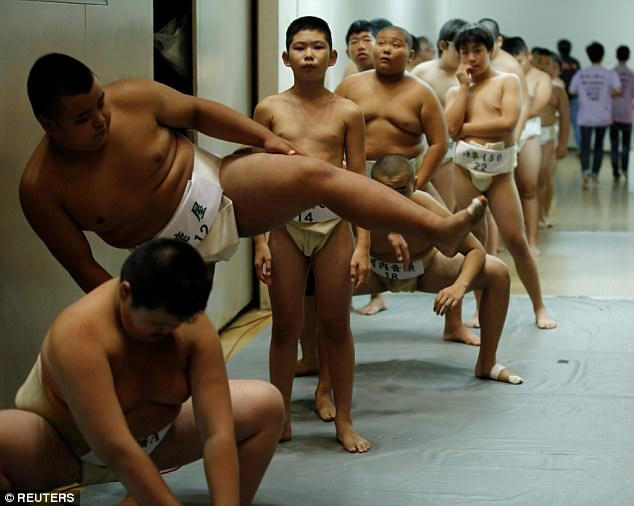 Môn đấu vật sumo được cho là giúp nuôi dưỡng lòng dũng cảm trong các bé trai. (Ảnh: Reuters)