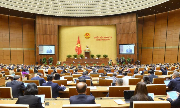 Bộ trưởng Bộ Tài chính Hồ Đức Phớc trình bày báo cáo trước Quốc hội.