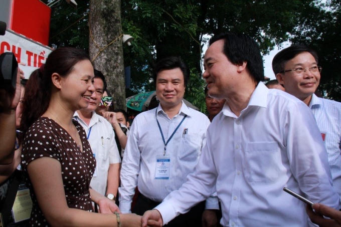 Bộ trưởng GD&ĐT Phùng Xuân Nhạ cùng đoàn thanh tra đã dành 10 phút thăm hỏi các vị phụ huynh đưa con đi thi. (Ảnh: VietNamNet)