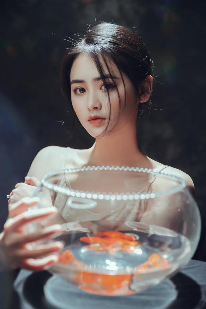 Nhờ sở hữu ngoại hình sáng, Trang bén duyên với công việc người mẫu ảnh.