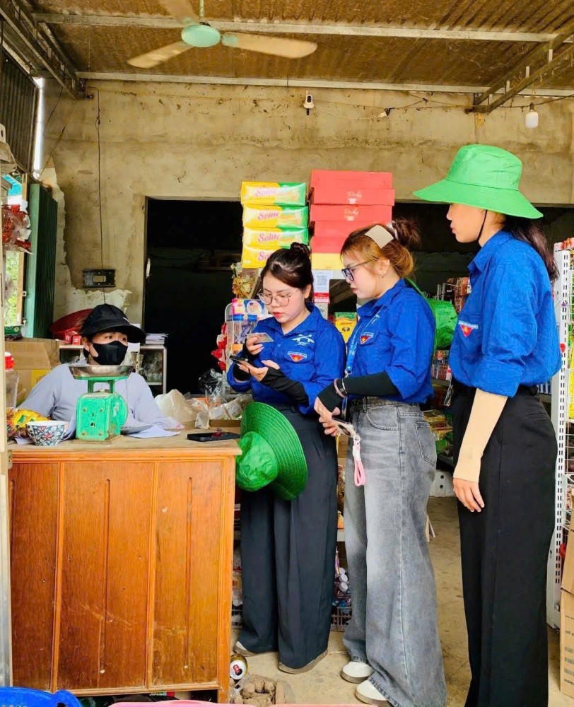 Đoàn viên, Thanh niên Hà Tĩnh đến trực tiếp nhà người dân để hướng dẫn việc cài đặt, sử dụng các ứng dụng VNeID, VssID, thanh toán không dung tiền mặt,...