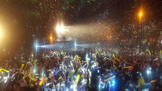 Những tiếng hò reo cổ động kết hợp với âm thanh, ánh sáng làm vang rộn cả một khu vực trung tâm thành phố.