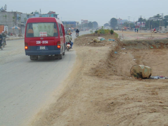 Nhiều đoạn giao nhau đang san lấp, đơn vị thi công không có biển báo hoặc rào chắn tiềm ẩn nguy cơ mất an toàn giao thông.