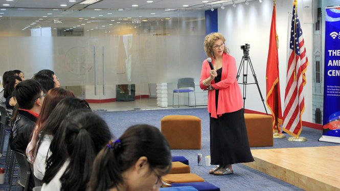 Đạo diễn Janet Grillo giao lưu cùng khán giả TP.HCM sau buổi chiếu phim Jack of the Red Hearts ngày 14-3 - Ảnh: Ngọc Đông