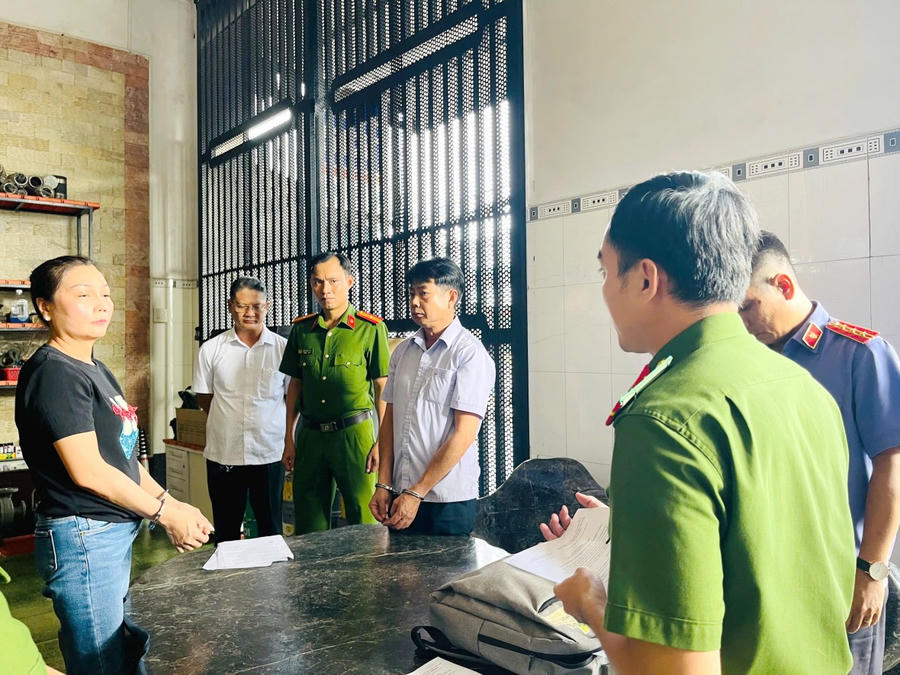 Cơ quan chức năng đã tống đạt quyết định khởi tố bị can, bắt tạm giam Võ Khắc Huy và Lâm Tiểu Thúy.