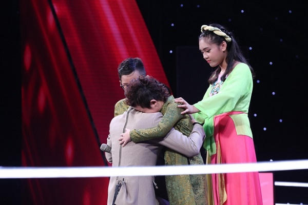 Noo Phước thịnh ôm ấp những trò cưng vào lòng trước khi đưa ra quyết định khó khăn (ảnh Gia Thông, nguồn ảnh Saostar.vn)