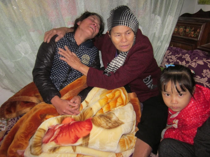 Chị Hoa khóc ngất khi hay tin tàu chìm. Số nợ hiện tại hàng tỉ đồng không biết bao giờ mới trả được