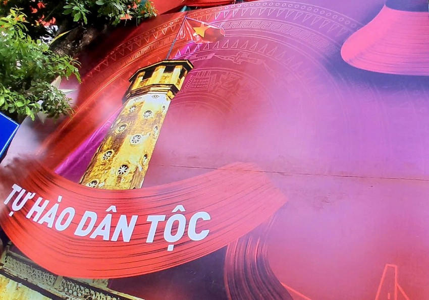 Đường phố Hà Nội rực rỡ cờ hoa chào mừng Quốc khánh 2/9