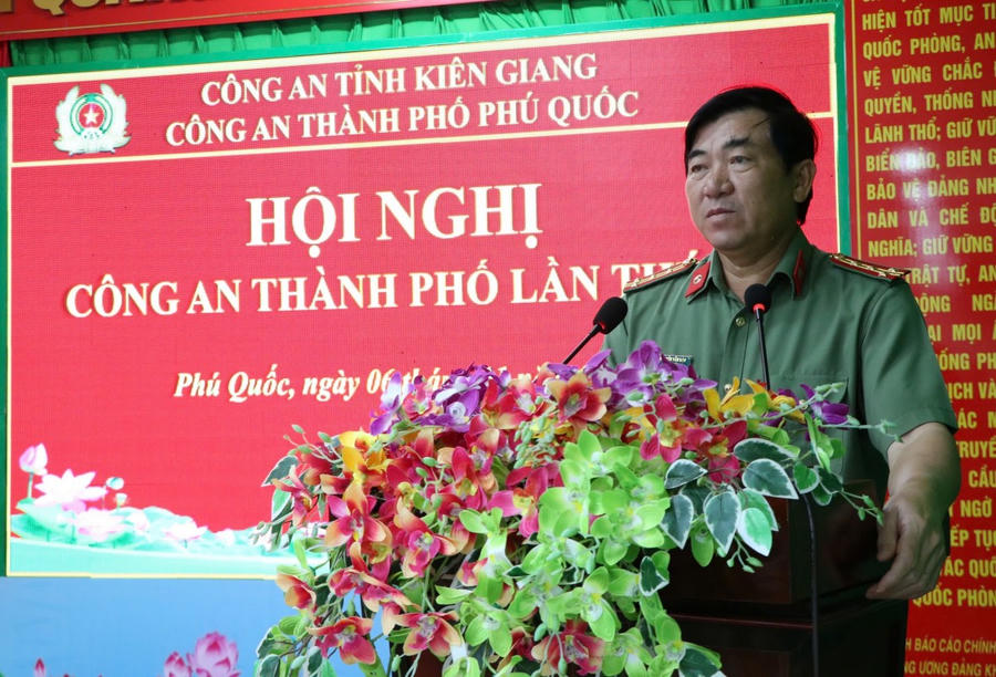 Đại tá Nguyễn Văn Hận, Giám đốc Công an tỉnh phát biểu tại Hội nghị.