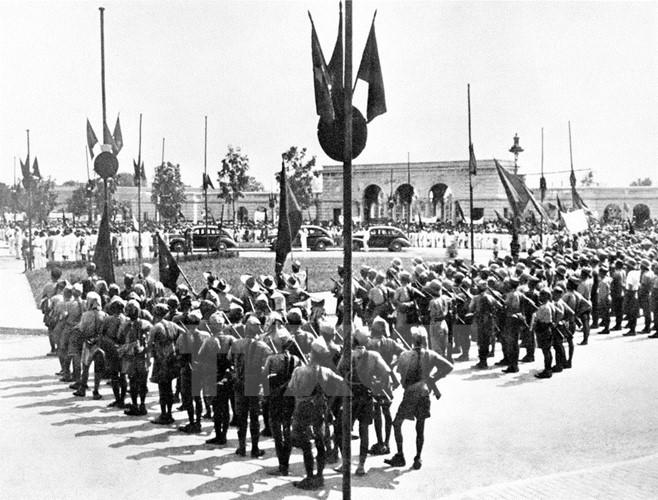 Đoàn xe chở Chủ tịch Hồ Chí Minh và các đại biểu Chính phủ lâm thời Việt Nam Dân chủ cộng hòa đến Vườn hoa Ba Đình.