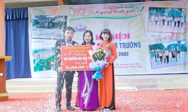 Trao quỹ khuyến học cho nhà trường.
