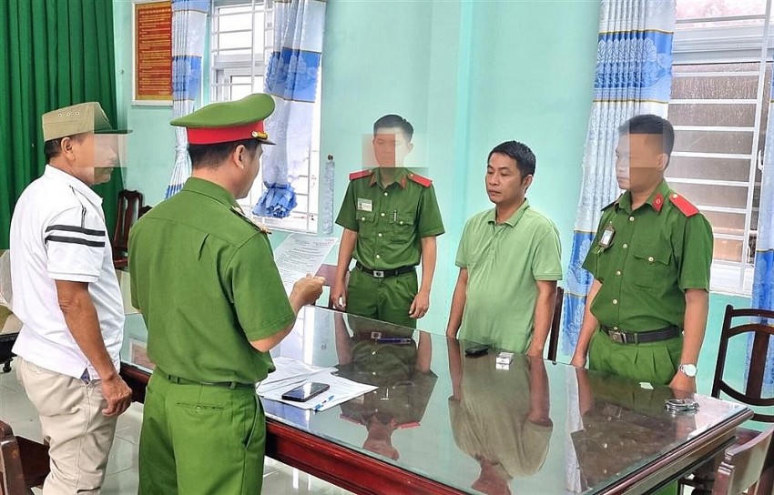 Cơ quan Cảnh sát điều tra Công an tỉnh Kiên Giang thi hành Lệnh bắt bị can để tạm giam đối với Nguyễn Đình Tuấn (áo thun xanh). Anh: BCA.