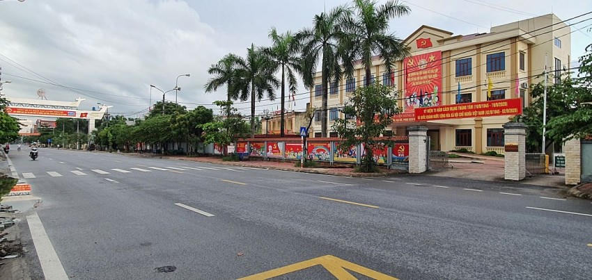 Một trong nhiều công trình nhà làm việc tại huyện Hưng Hà. Ảnh Văn Học.