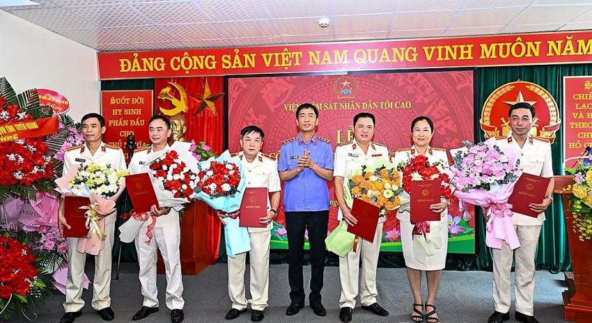 Phó Viện trưởng Viện Kiểm sát nhân dân Tối cao Nguyễn Duy Giảng trao Quyết định bổ nhiệm cho các ông bà giữ chức vụ Phó Viện trưởng VKSND tỉnh Tuyên Quang. (Ảnh: Quang Hòa).