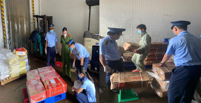Lực lượng chức năng kiểm tra 1.621 kg thực phẩm đông lạnh của Công ty Hùng Vương - Sa Đéc. Ảnh Cục QLTT Đồng Tháp
