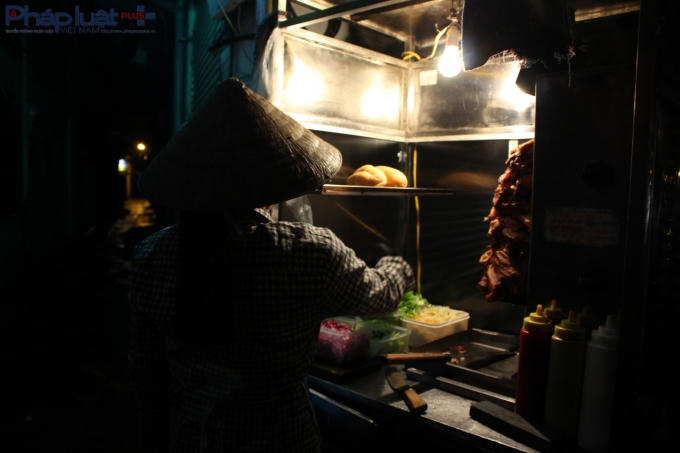 Những quán hàng rong cũng chuẩn bị từ sớm để sẵn sàng phục vụ khách hàng. (Ảnh: Đức Biên)