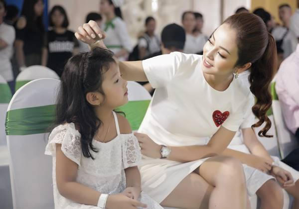 Hoa hậu Jennifer Phạm lần đầu xuất hiện tại sự kiện c&ugrave;ng b&eacute; Bảo Nam v&agrave; b&eacute; Na