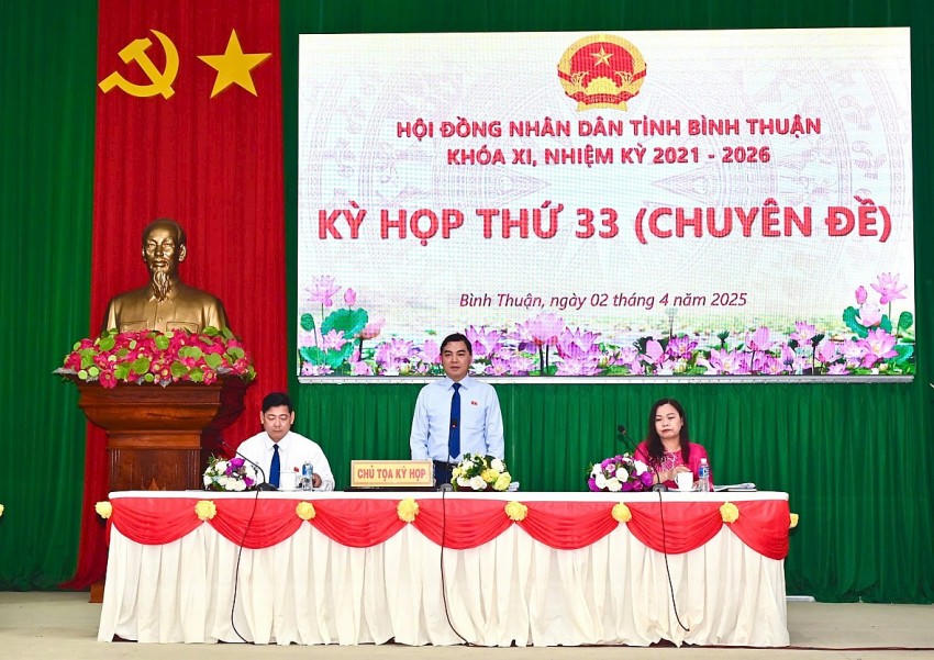 Ông Nguyễn Hoài Anh (đứng), Bí thư Tỉnh ủy, Chủ tịch HĐND tỉnh Bình Thuận chủ tọa kỳ họp.
