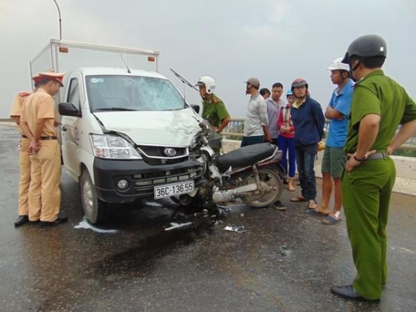 Hiện trường vụ tai nạn trên cầu Hoàng Long ngày 24/11