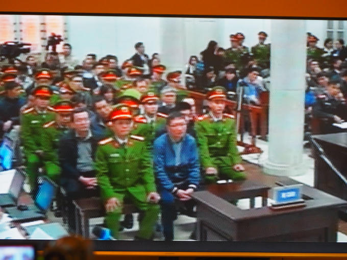 Toàn cảnh các bị cáo ngồi trong phòng xét xử.