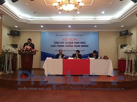 Dự thảo đang thông qua báo cáo tham luận của trường ĐH Đà Nẵng. Ảnh: Loan Bảo.