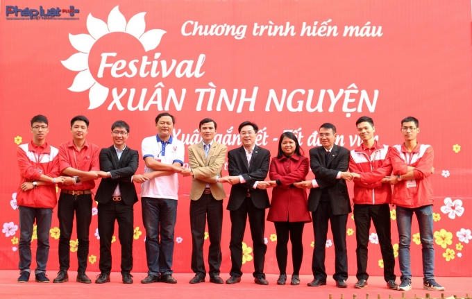 Ban tổ chức Festival Xuân tình nguyện 2016 chụp ảnh lưu niệm tại ngày hội. (Ảnh: Đức Biên)