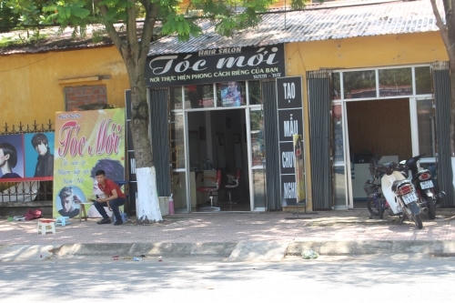 Có khoảng 10 ki ốt đang tồn tại song song với khuôn viên trường