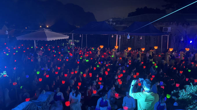 Chư tăng, phật tử chùa Linh Quang thành kính dâng Hoa đăng lên Đức Phật.