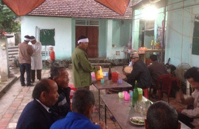 Bà con lối xóm đến chia buồn cùng gia đình nạn nhân