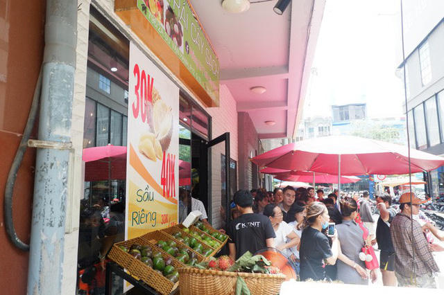 Cửa hàng đầu tiên bán sầu riêng trả hạt ở TP HCM.