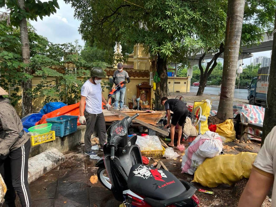 Lấn chiếm vỉa hè làm nơi kinh doanh đang là vấn nạn trên các tuyến phố tại Hà Nội.