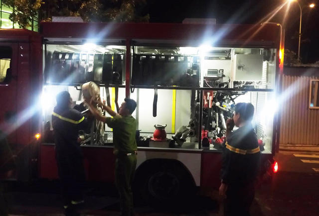 Lực lượng PCCC Kh&aacute;nh H&ograve;a đ&atilde; điều nhiều xe cứu hỏa c&ugrave;ng cả trăm chiến sĩ tới hiện trường tổ chức khống chế đ&aacute;m ch&aacute;y. Việc tiếp cận bằng đường bộ gặp nhiều kh&oacute; khăn v&igrave; nh&agrave; d&acirc;n ở san s&aacute;t nhau, đường v&agrave;o rất nhỏ