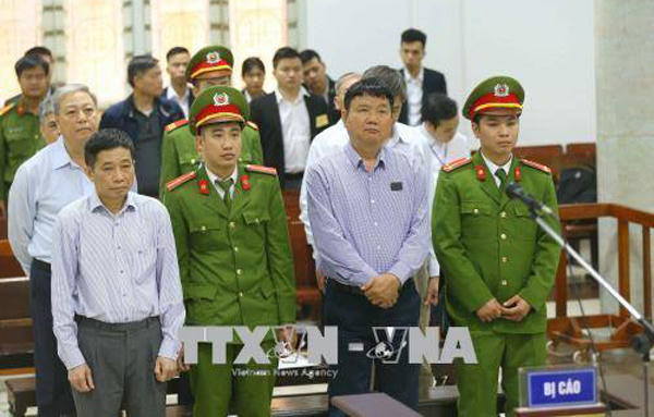 Các bị cáo tại toà. (Ảnh: báo TTXVN)
