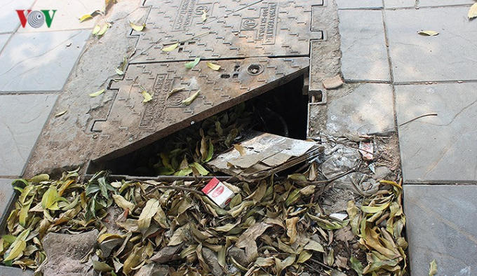 Hố đựng cáp quang bị mất nắp trở thành... hố rác. 