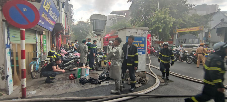 Lực lượng cảnh sát nhanh chóng có mặt ở hiện trường vụ cháy.