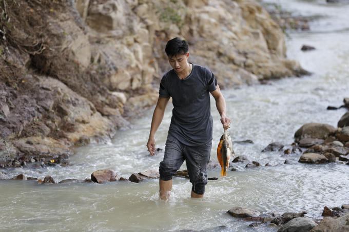 Bố Tiến Lộc trổ tài xiên cá điệu nghệ.