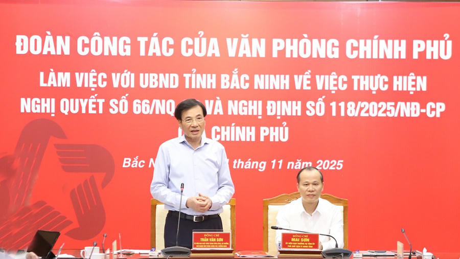 Ông Trần Văn Sơn, Bộ trưởng, Chủ nhiệm Văn phòng Chính phủ phát biểu chỉ đạo tại buổi làm việc.
