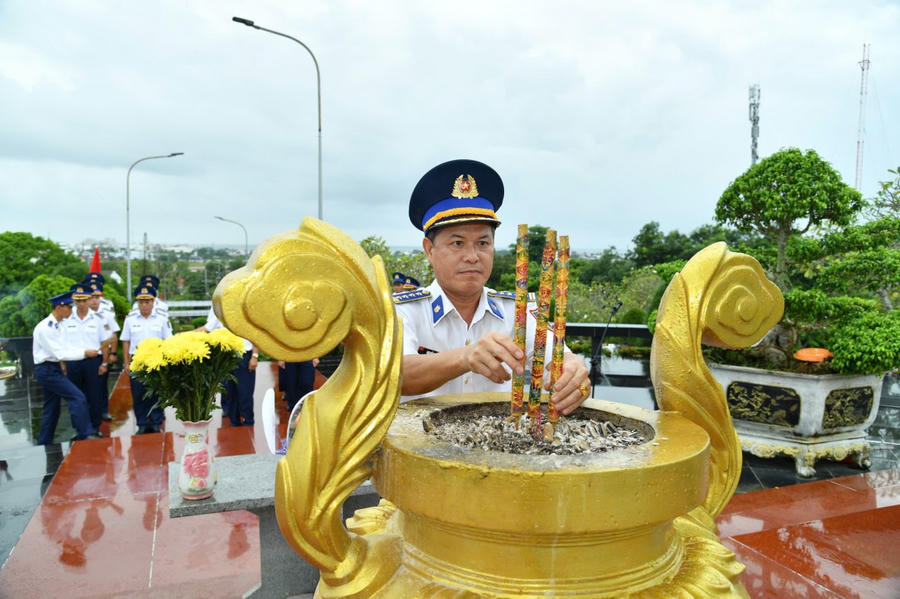 Đại tá Nguyễn Thái Dương - Ủy viên Ban Thường vụ Đảng ủy, Phó Chính ủy Bộ Tư lệnh Vùng Cảnh sát biển 4 dâng hương tri ân các Anh hùng liệt sĩ tại nghĩa trang liệt sĩ Phú Quốc