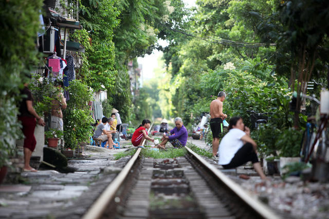 Nhịp sống ở khu dân cư sát đường tàu hoả khá nổi tiếng ở Hà Nội.