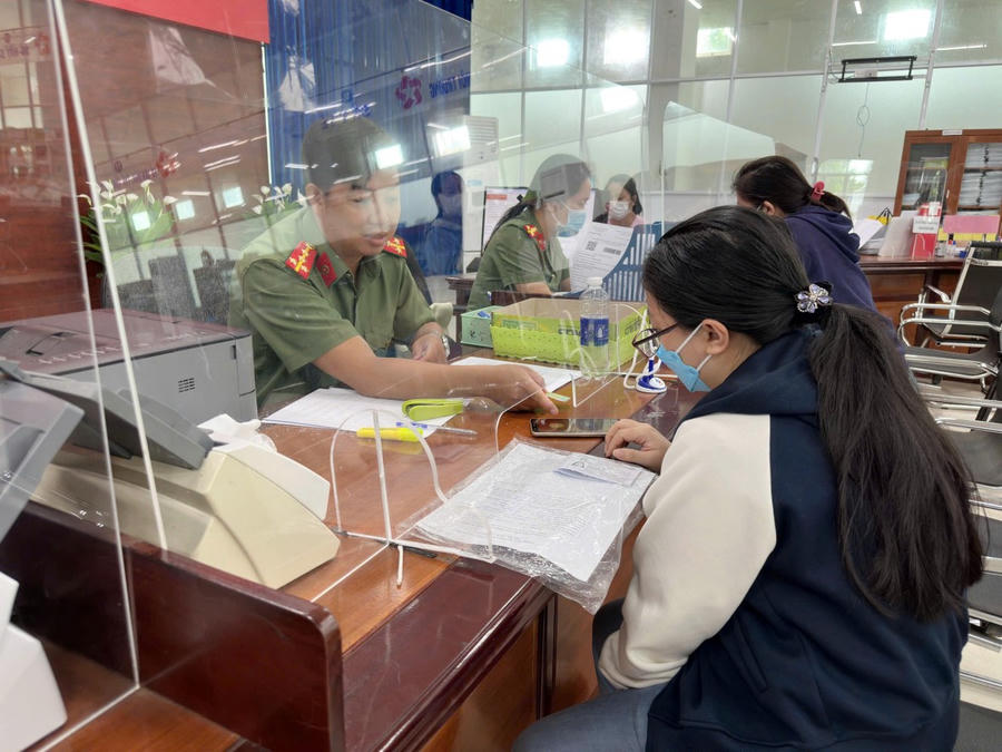 Cán bộ Phòng Hồ sơ nghiệp vụ (Công an tỉnh Cà Mau) tiếp nhận hồ sơ lý lịch Tư pháp tại Trung tâm Phục vụ hành chính công thuộc phường Bạc Liêu, tỉnh Cà Mau.