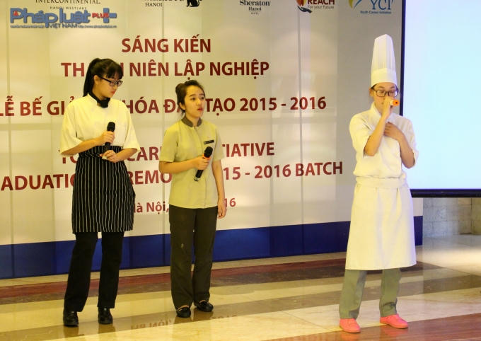 Bạn Nguyễn Phương Anh (bìa trái) cùng các học viên gửi tặng bài hát cũng như lời cám ơn tới ban tổ chức. (Ảnh: Đức Biên)