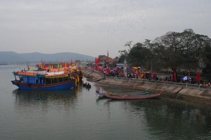 Đền Cờn bên dòng sông Mai. (Ảnh Duy Ngợi).