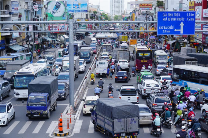 Dòng xe từ vòng xoay Hàng Xanh đổ về đường Xô Viết Nghệ Tĩnh rất lớn khiến đoạn đường này luôn trong tình trạng quá tải.